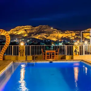 Thebes فندق